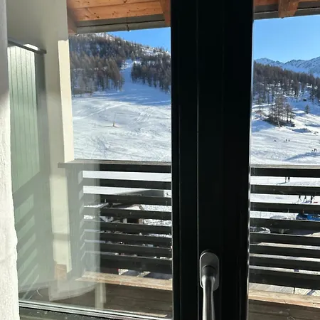 Torre Orologio Direttamente Sulle Piste