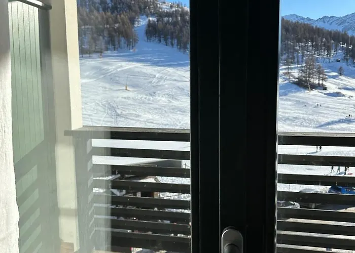 Torre Orologio Direttamente Sulle Piste